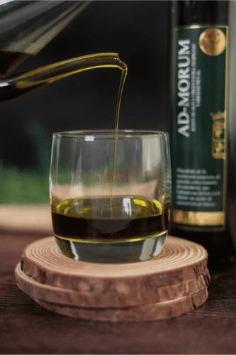 aceite Ad-Morum cayendo en vaso