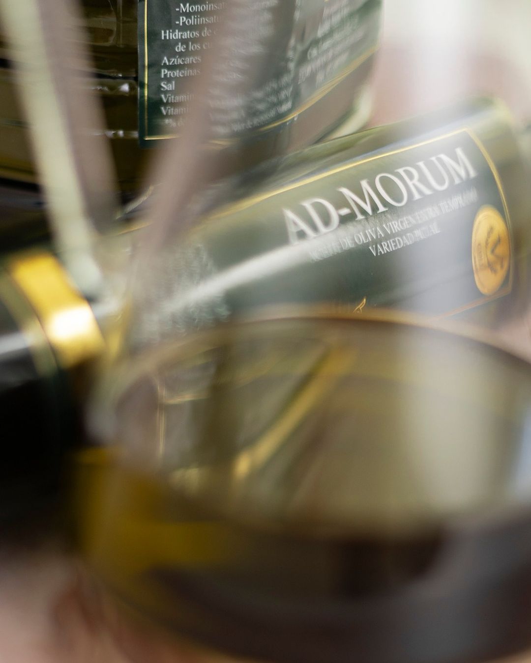 Dispensador de aceite con fondo de botella y garrafa de Ad-Morum.