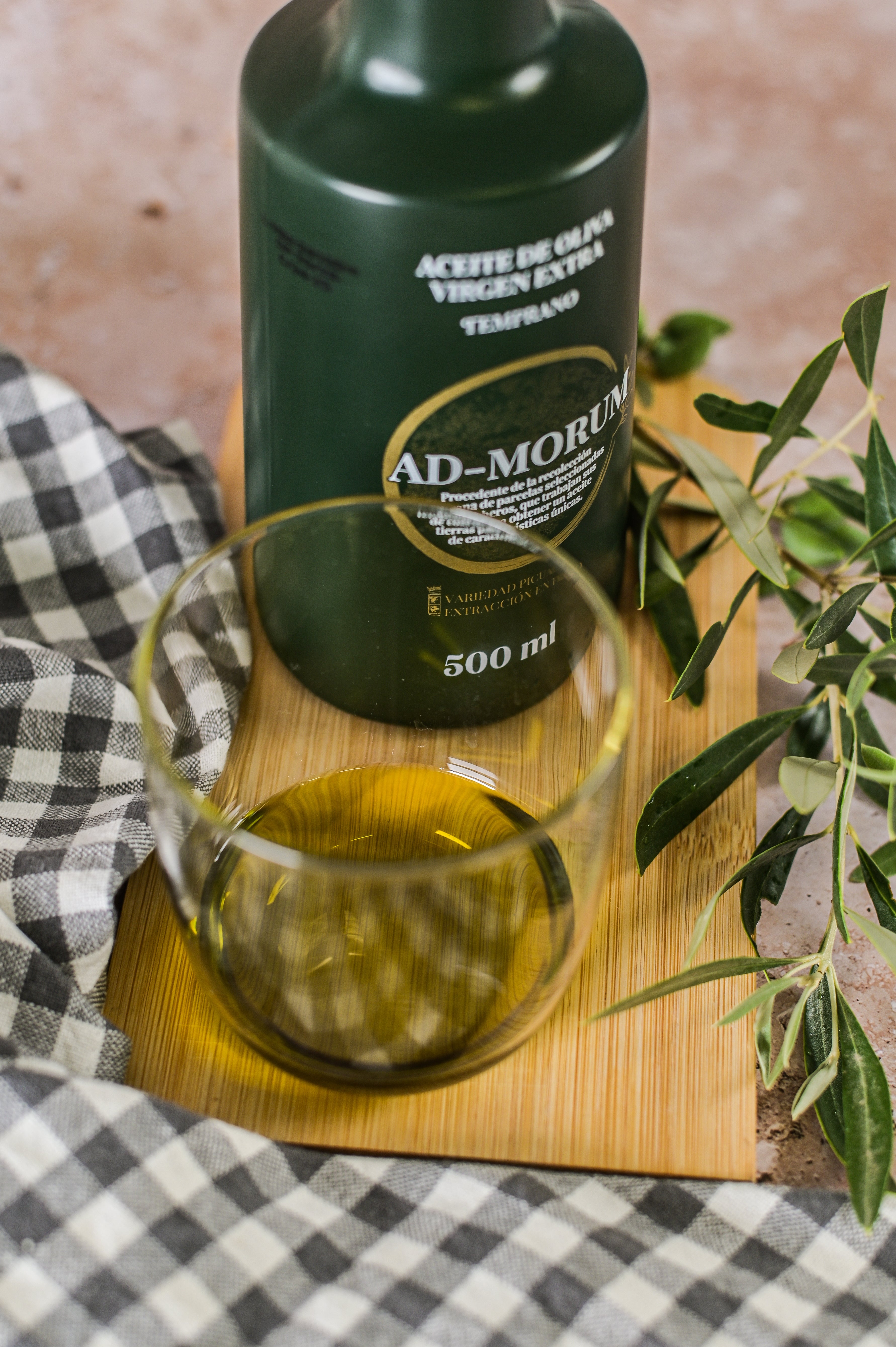 Botella aceite Ad-Morum con aceite en vaso