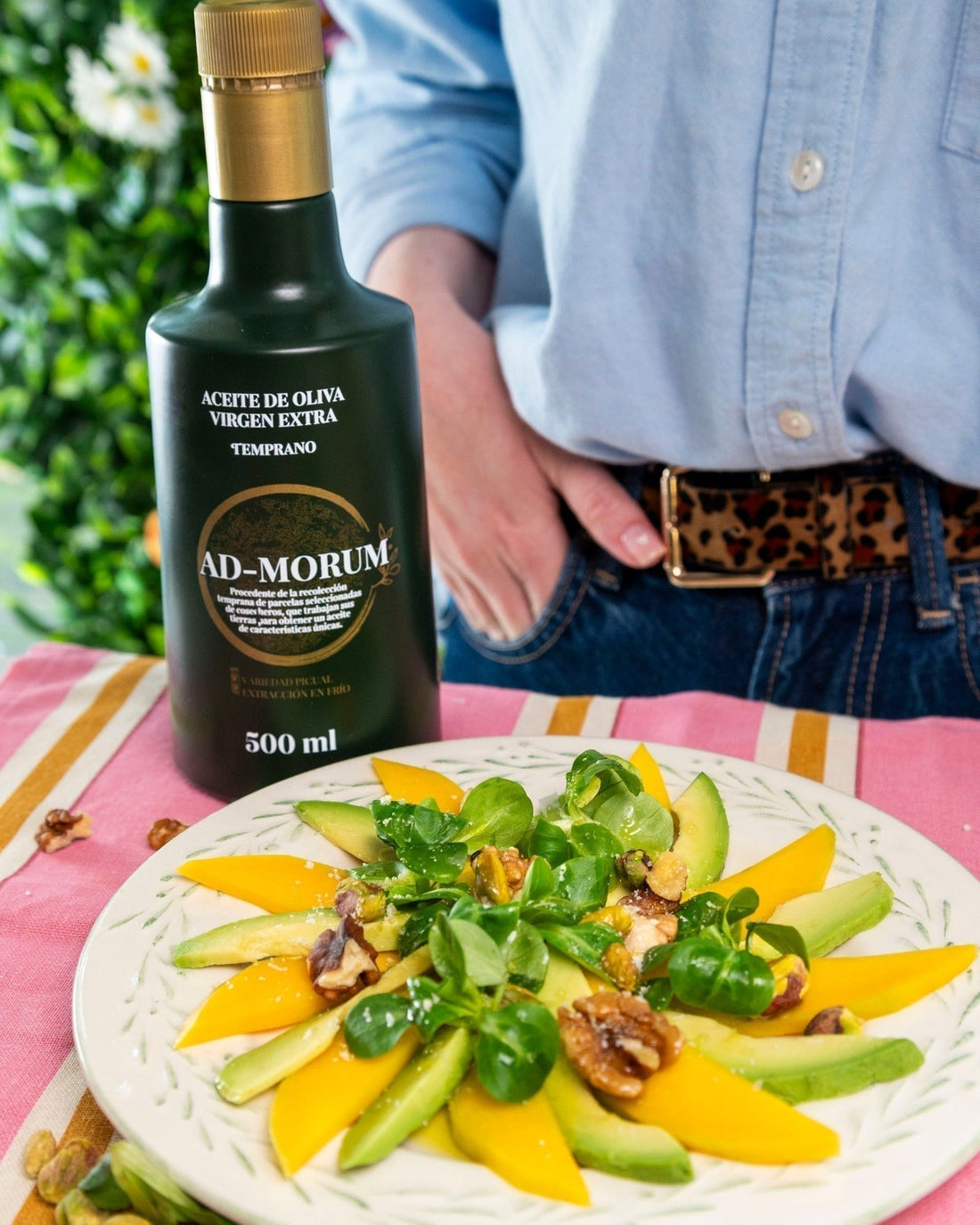 Plato de comida con fondo de botella AOVE Temprano Ad-Morum