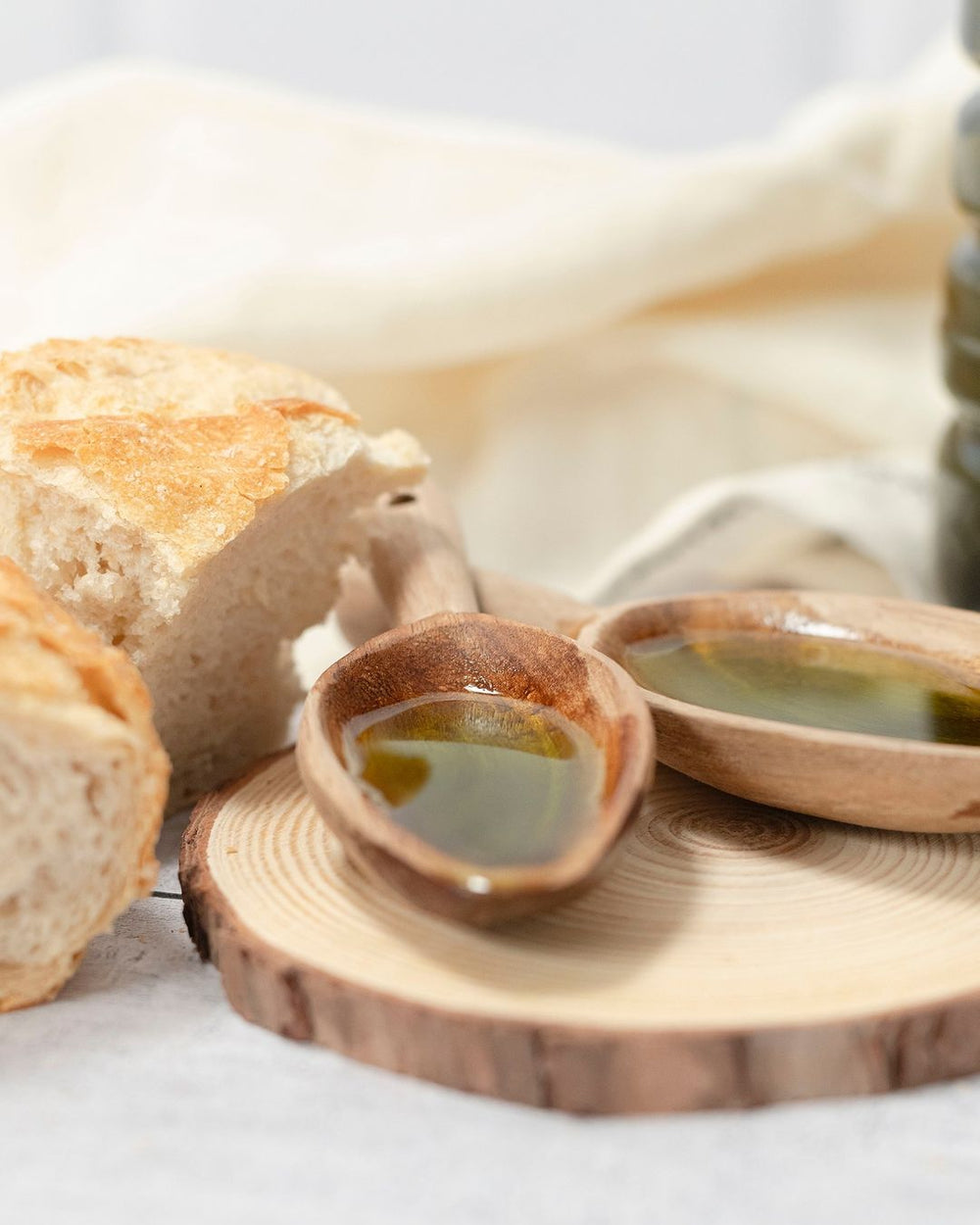 Trozo de pan con aceite de oliva virgen extra de Ad-Morum