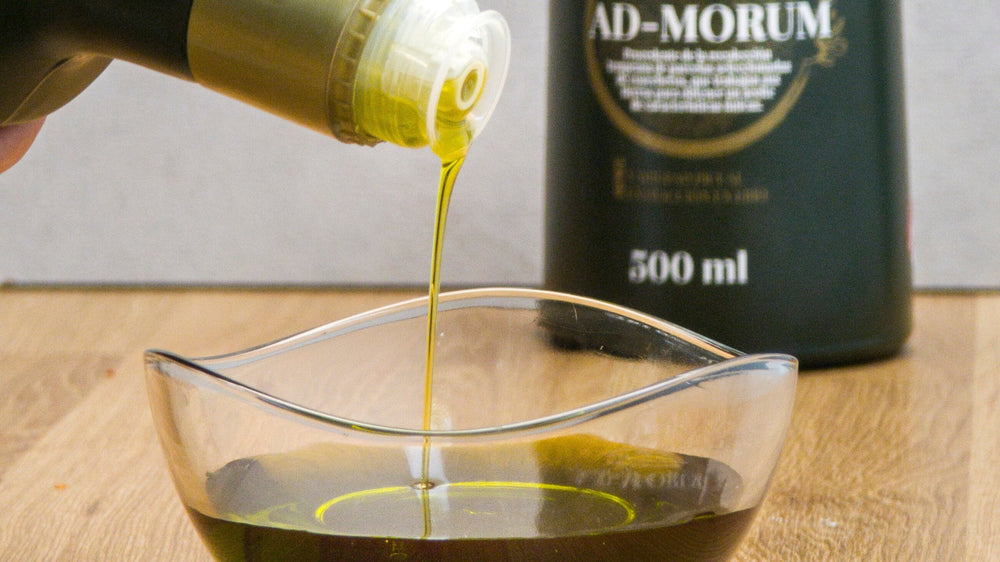 Aceite saliendo de botella de AOVE Temprano Ad-Morum