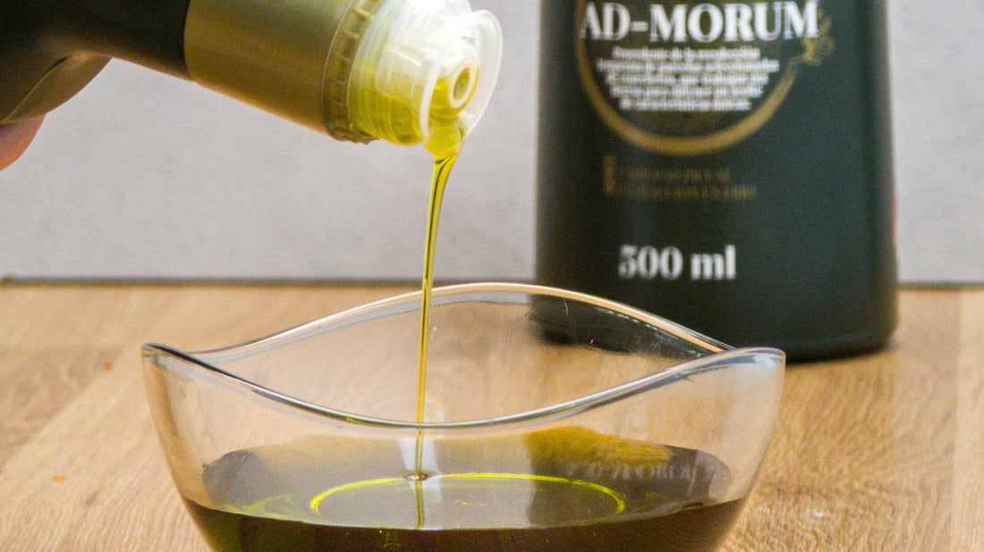 Aceite saliendo de botella de AOVE Temprano Ad-Morum