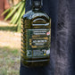 Garrafa aceite de oliva virgen extra Ad-Morum (AOVE) en un ambiente exterior.