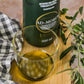 Botella aceite Ad-Morum con aceite en vaso