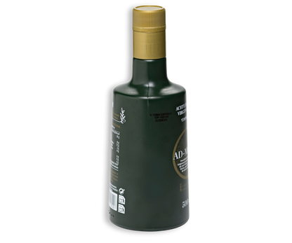 Lateral izquierdo de botella de aceite de oliva virgen extra Temprano Ad-Morum (AOVE temprano).